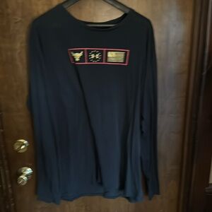 Under Armour, long sleeve workout shirt in black and good condition
